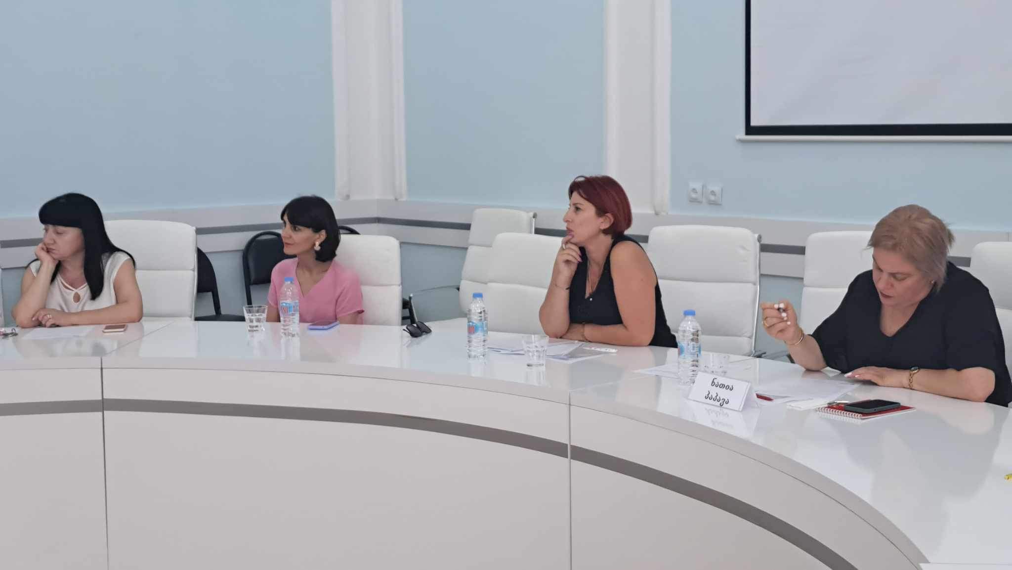 საქართველოს პროფესიული კავშირების გაერთიანების თავმჯდომარის მოადგილე რაისა ლიპარტელიანი იმერეთის მუნიციპალიტეტის ხელმძღვანელ და გენდერული თანასწორობის საკითხებზე პასუხისმგებელ პირებს შეხვდა 4 IMG 8661